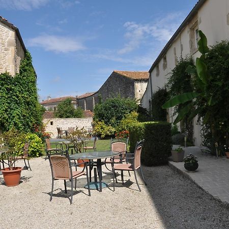 Hotel Du Donjon Aulnay  Bagian luar foto