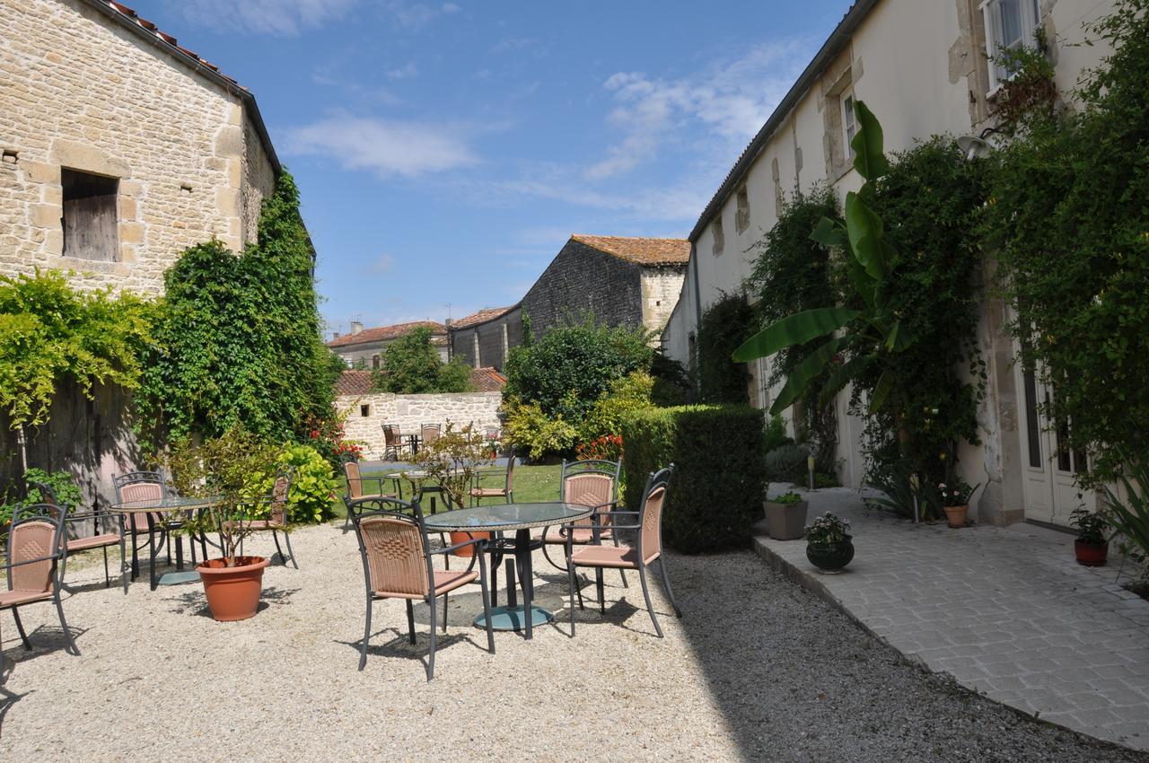 Hotel Du Donjon Aulnay  Bagian luar foto