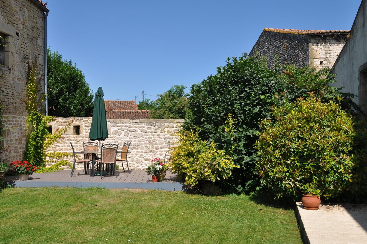 Hotel Du Donjon Aulnay  Bagian luar foto