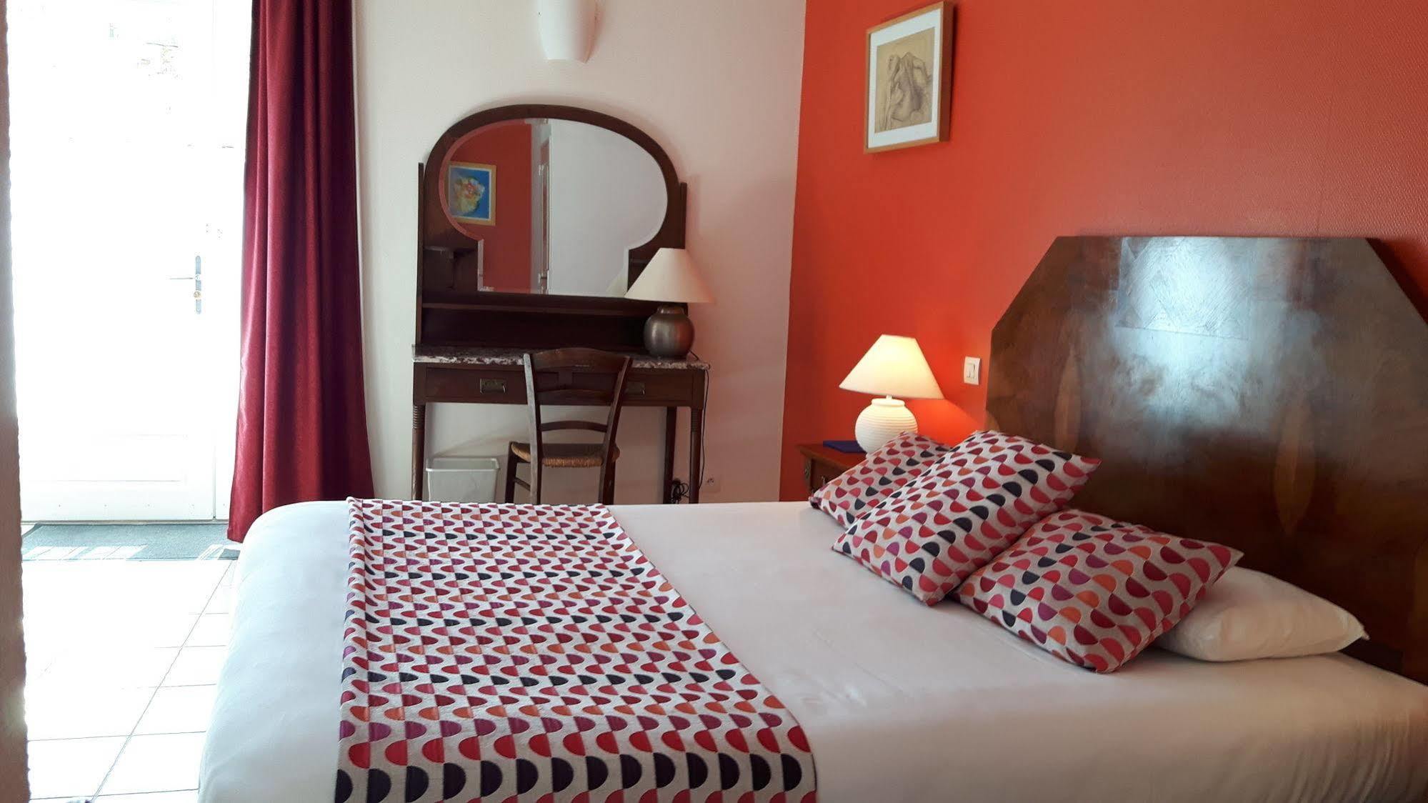 Hotel Du Donjon Aulnay  Bagian luar foto