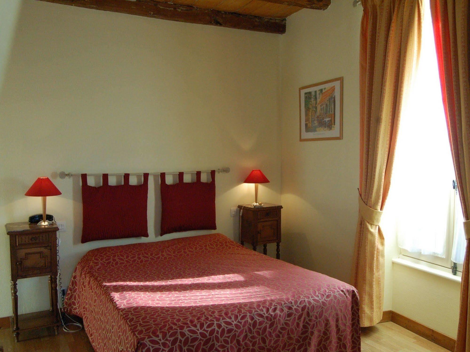 Hotel Du Donjon Aulnay  Bagian luar foto