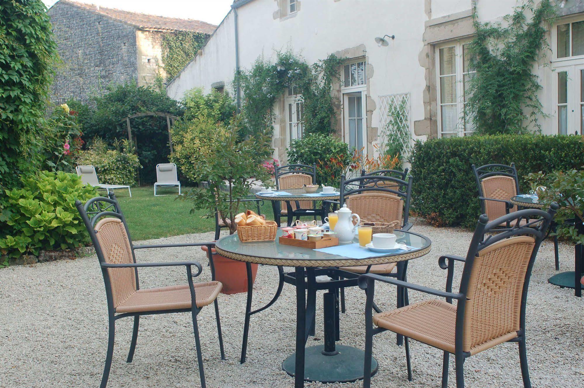 Hotel Du Donjon Aulnay  Bagian luar foto