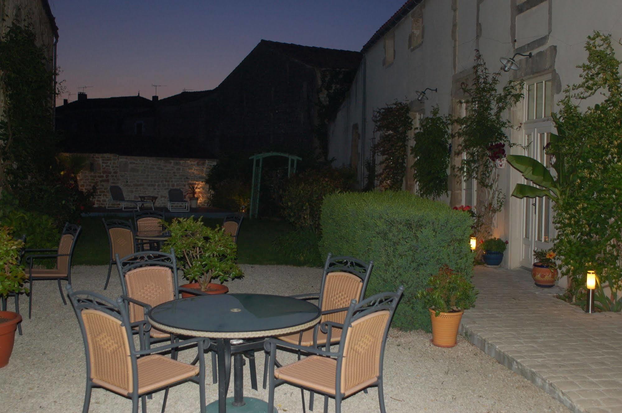 Hotel Du Donjon Aulnay  Bagian luar foto