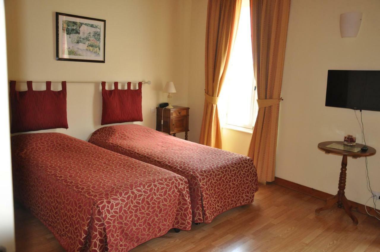 Hotel Du Donjon Aulnay  Bagian luar foto